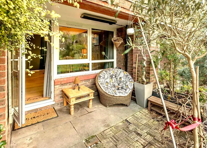 20 Percent Off -Mobile Rate Deals-Genius Deals-City Center Londonbridge Apartment With Parking-Wifi-Sleeps7-4Beds-Family!