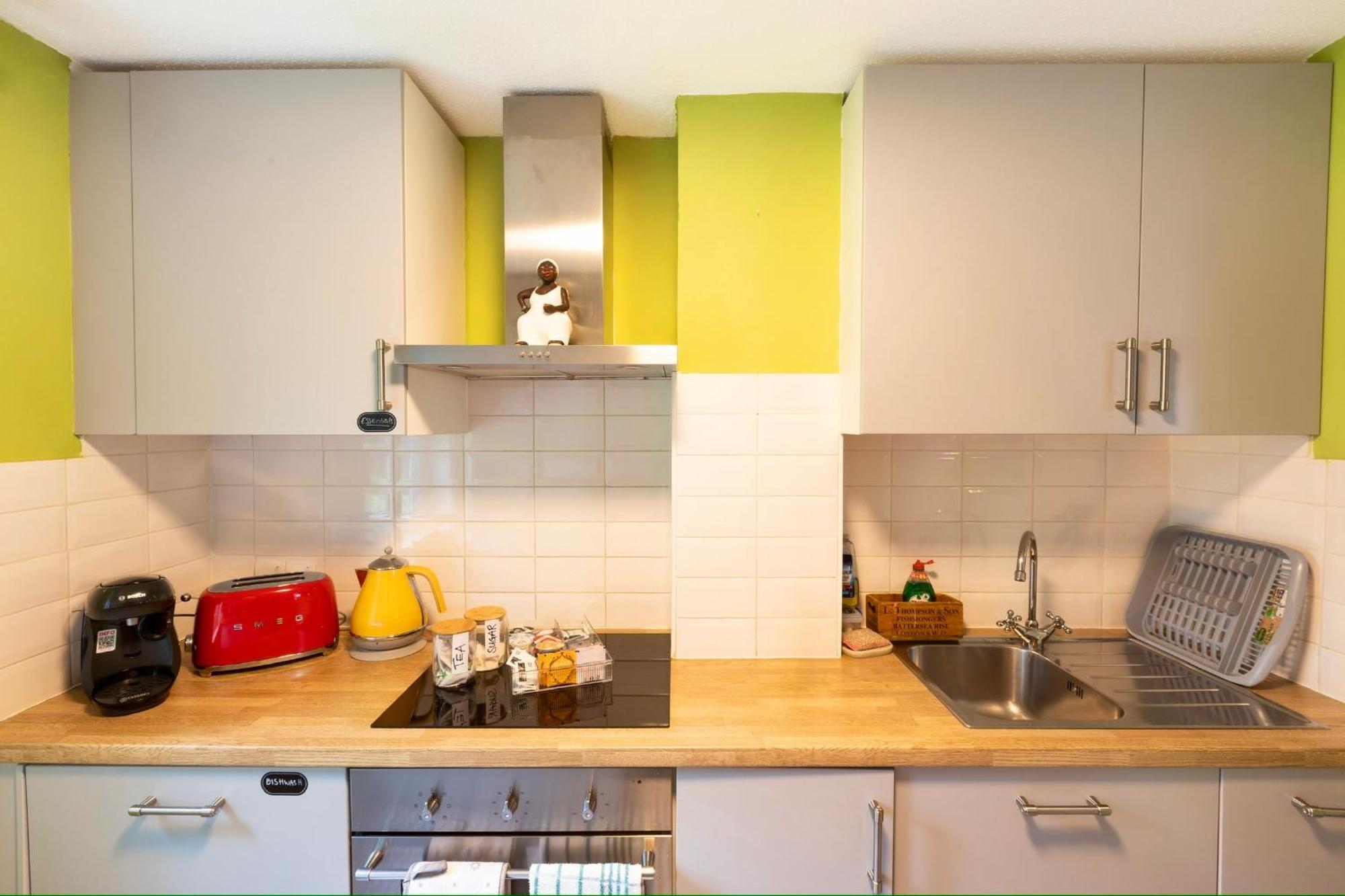 Apartment 20 Percent Off -Mobile Rate Deals-Genius Deals-City Center Londonbridge Apartment With Parking-Wifi-Sleeps7-4Beds-Family! *