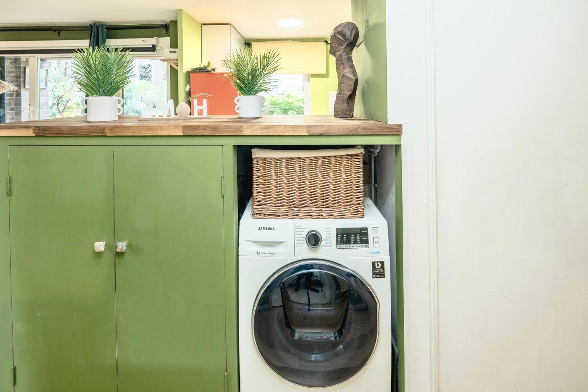 20 Percent Off -Mobile Rate Deals-Genius Deals-City Center Londonbridge Apartment With Parking-Wifi-Sleeps7-4Beds-Family!