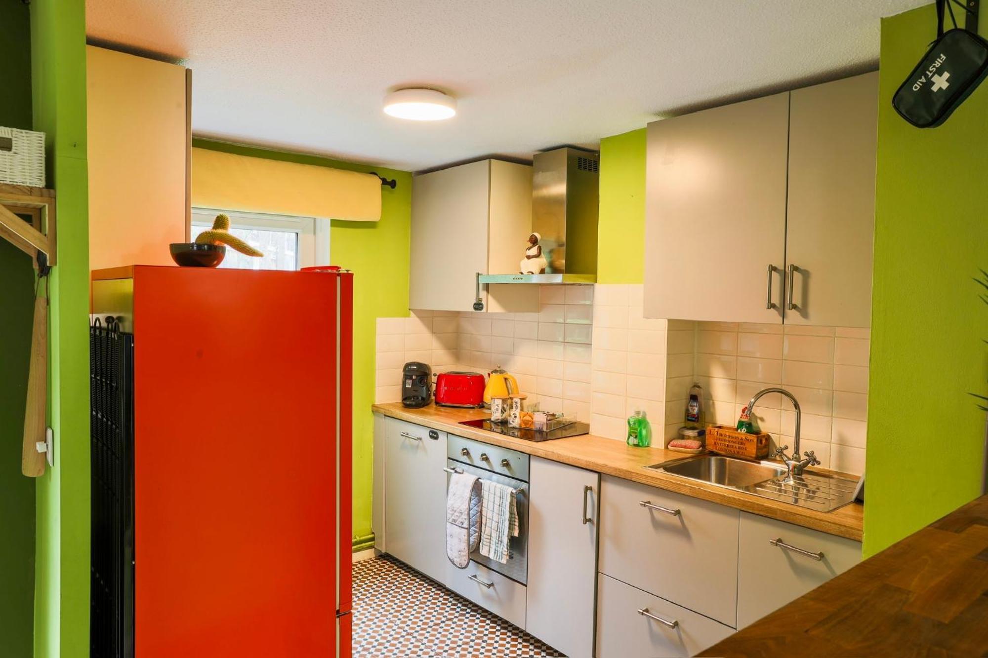20 Percent Off -Mobile Rate Deals-Genius Deals-City Center Londonbridge Apartment With Parking-Wifi-Sleeps7-4Beds-Family! *