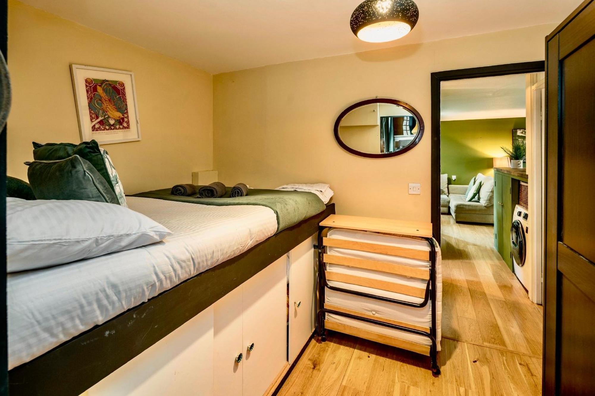 20 Percent Off -Mobile Rate Deals-Genius Deals-City Center Londonbridge Apartment With Parking-Wifi-Sleeps7-4Beds-Family! Apartment